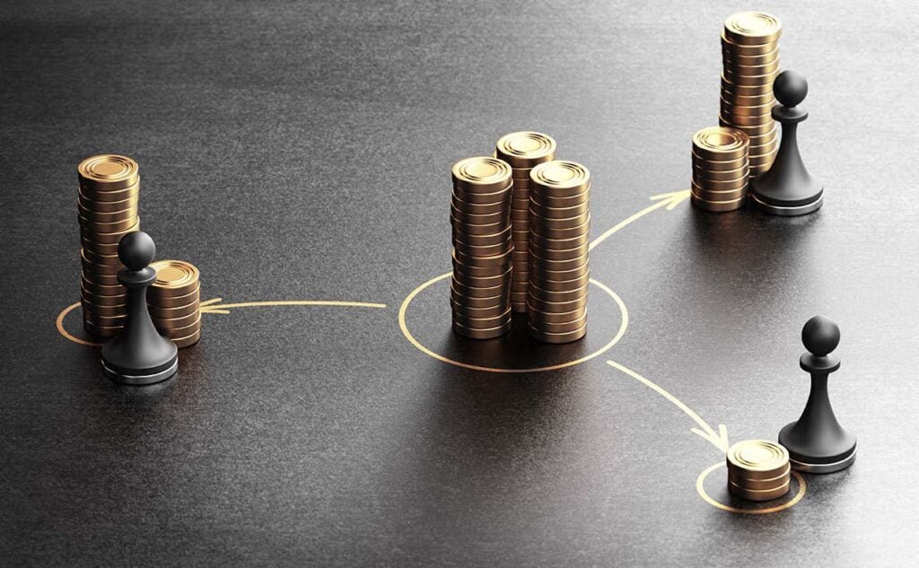 Tres montones de monedas centrales, dentro de un círculo, del que tres flechas apuntan a otros tres montones de monedas más pequeños que se encuentran junto a un peón.
