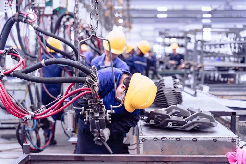 Imagen ilustrativa de los trabajadores de la industria para relacionar la decisión del STF, derecho laboral y norma colectiva.